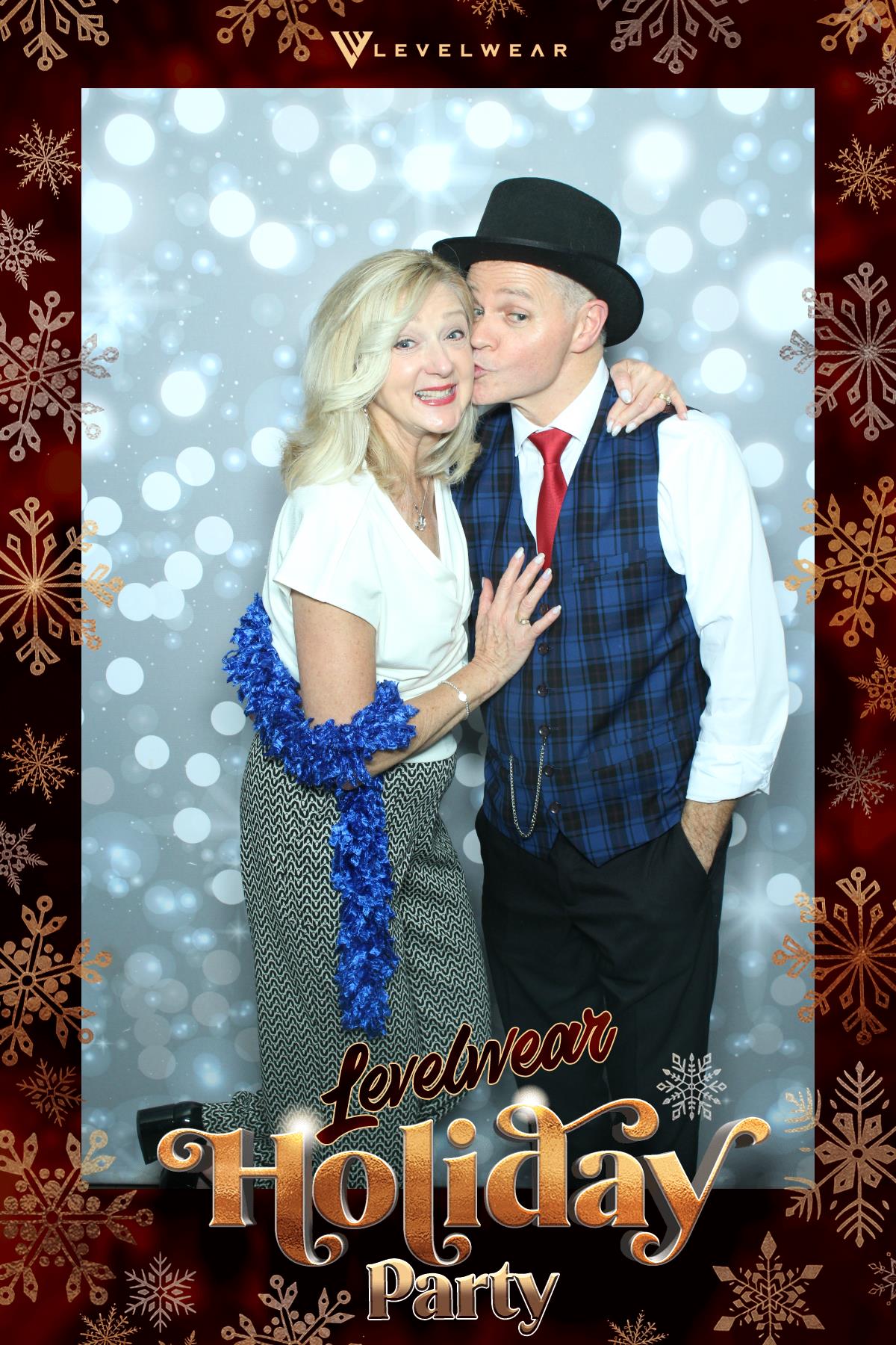 Levelwear Holiday Party | View more photos from the event at gallery.myselfiemirror.ca/u/romanmyselfiemirrorca/Levelwear-Holiday-Party