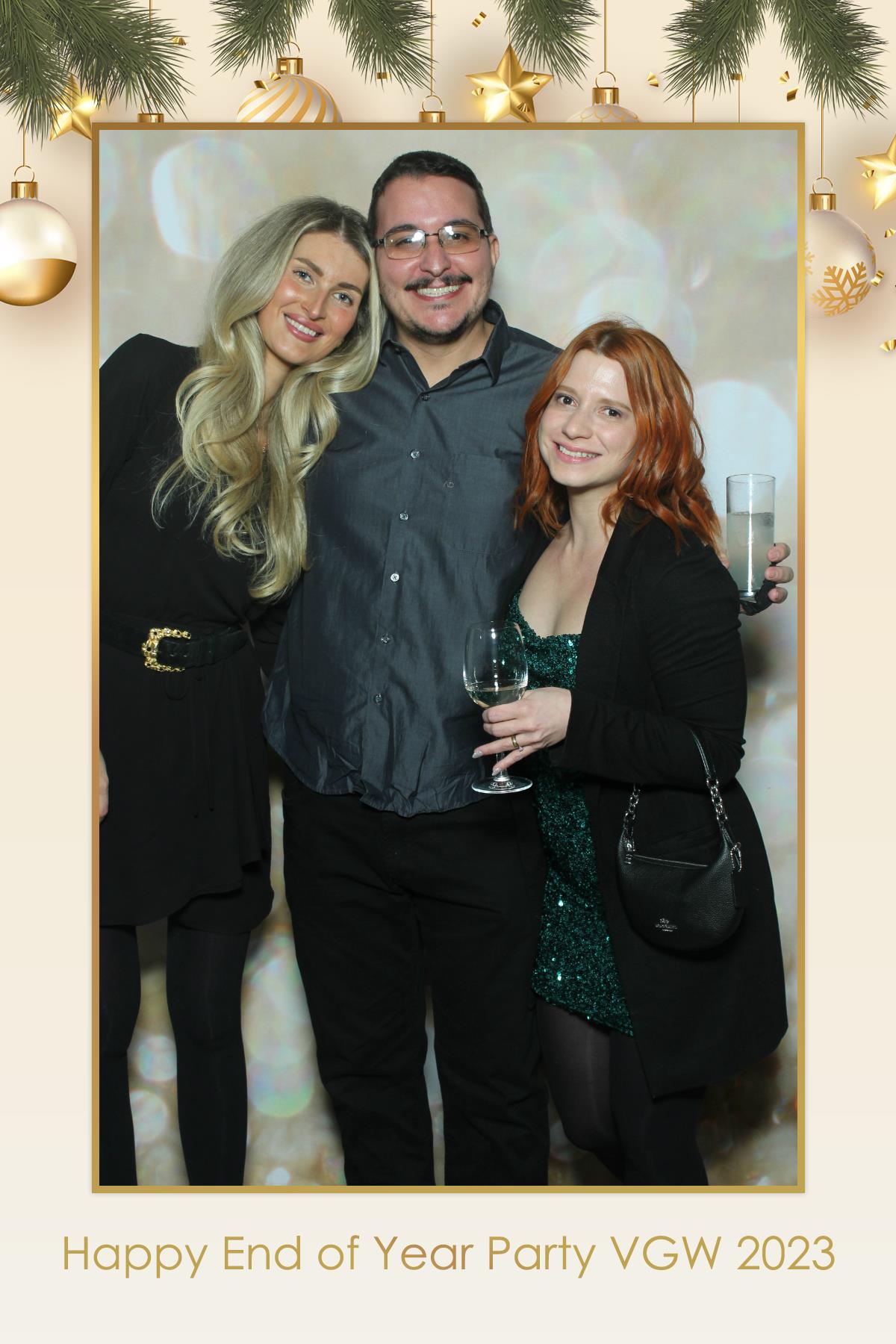 VGW End of Year Party | View more photos from the event at gallery.myselfiemirror.ca/u/romanmyselfiemirrorca/VGW-End-of-Year-Party