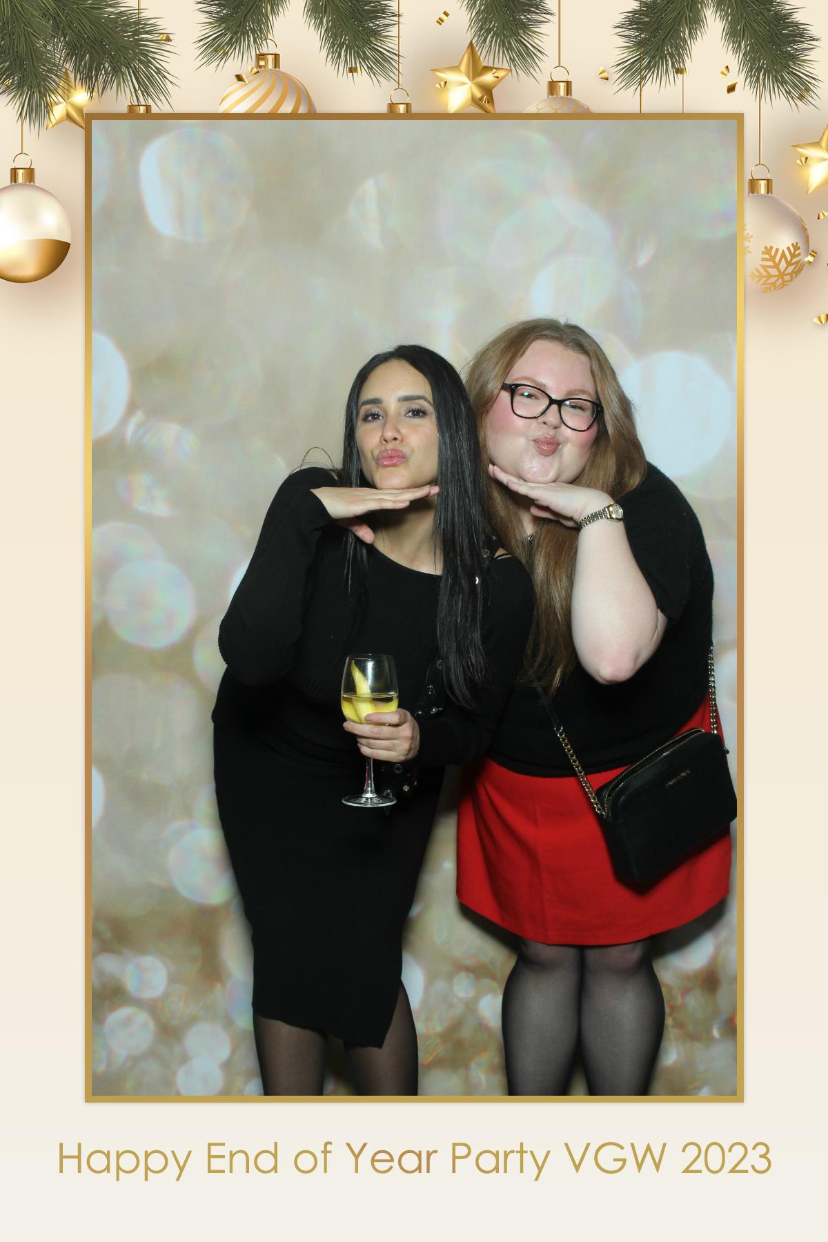 VGW End of Year Party | View more photos from the event at gallery.myselfiemirror.ca/u/romanmyselfiemirrorca/VGW-End-of-Year-Party