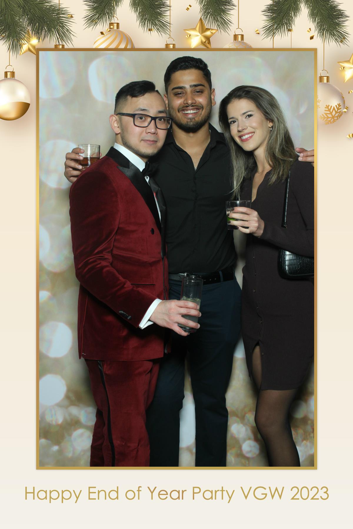 VGW End of Year Party | View more photos from the event at gallery.myselfiemirror.ca/u/romanmyselfiemirrorca/VGW-End-of-Year-Party