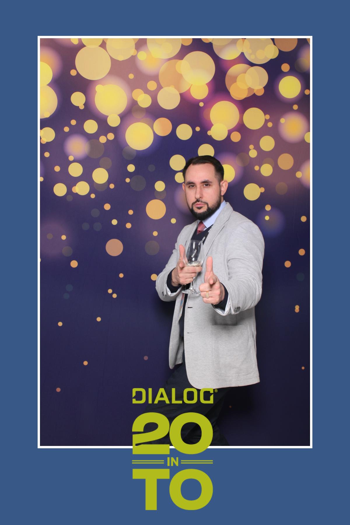 Dialog 20 in TO | View more photos from the event at gallery.myselfiemirror.ca/u/romanmyselfiemirrorca/Dialog-20-in-TO