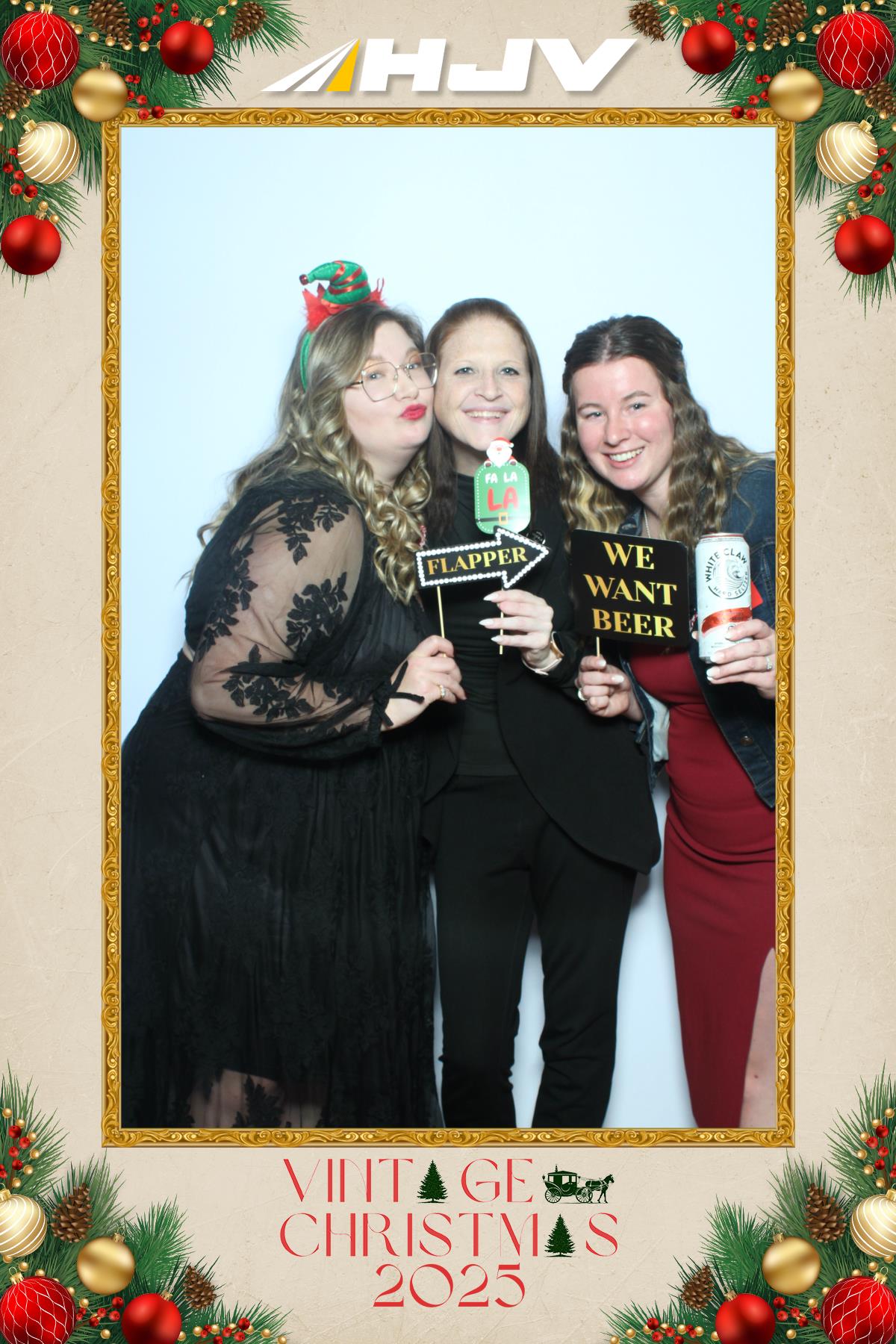 HJV Vintage Christmas 2025 | View more photos from the event at gallery.myselfiemirror.ca/u/romanmyselfiemirrorca/HJV-Vintage-Christmas-2025