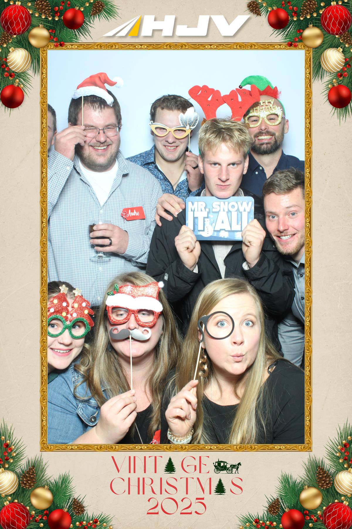 HJV Vintage Christmas 2025 | View more photos from the event at gallery.myselfiemirror.ca/u/romanmyselfiemirrorca/HJV-Vintage-Christmas-2025