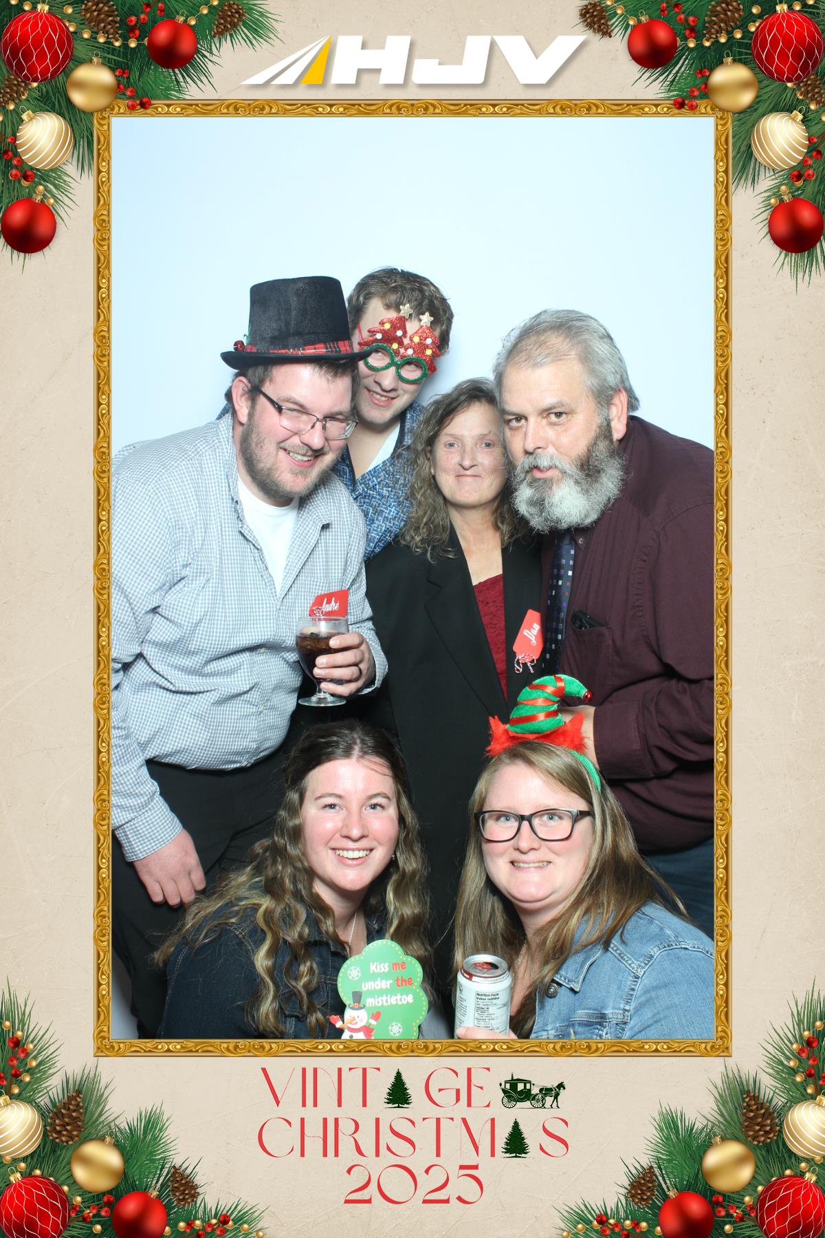 HJV Vintage Christmas 2025 | View more photos from the event at gallery.myselfiemirror.ca/u/romanmyselfiemirrorca/HJV-Vintage-Christmas-2025