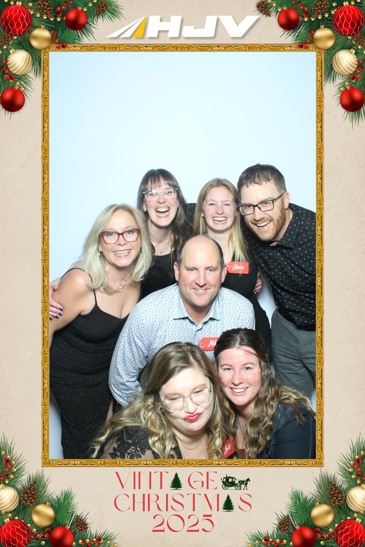 HJV Vintage Christmas 2025 | View more photos from the event at gallery.myselfiemirror.ca/u/romanmyselfiemirrorca/HJV-Vintage-Christmas-2025