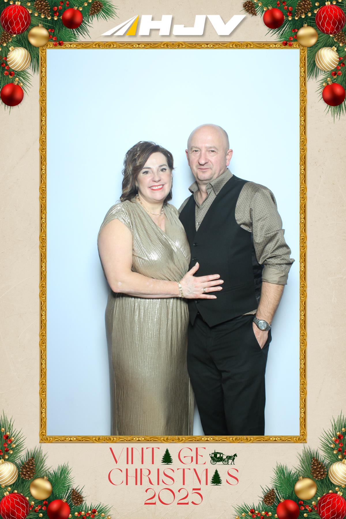 HJV Vintage Christmas 2025 | View more photos from the event at gallery.myselfiemirror.ca/u/romanmyselfiemirrorca/HJV-Vintage-Christmas-2025