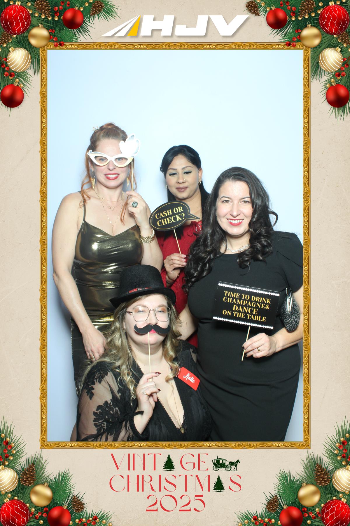 HJV Vintage Christmas 2025 | View more photos from the event at gallery.myselfiemirror.ca/u/romanmyselfiemirrorca/HJV-Vintage-Christmas-2025