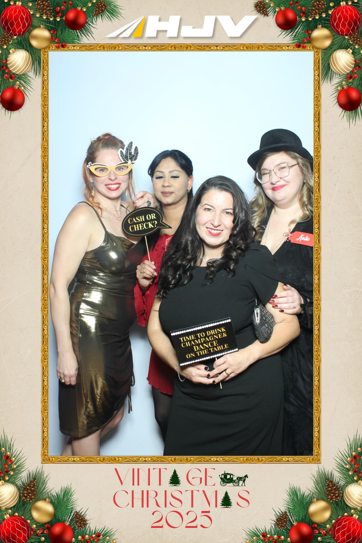 HJV Vintage Christmas 2025 | View more photos from the event at gallery.myselfiemirror.ca/u/romanmyselfiemirrorca/HJV-Vintage-Christmas-2025