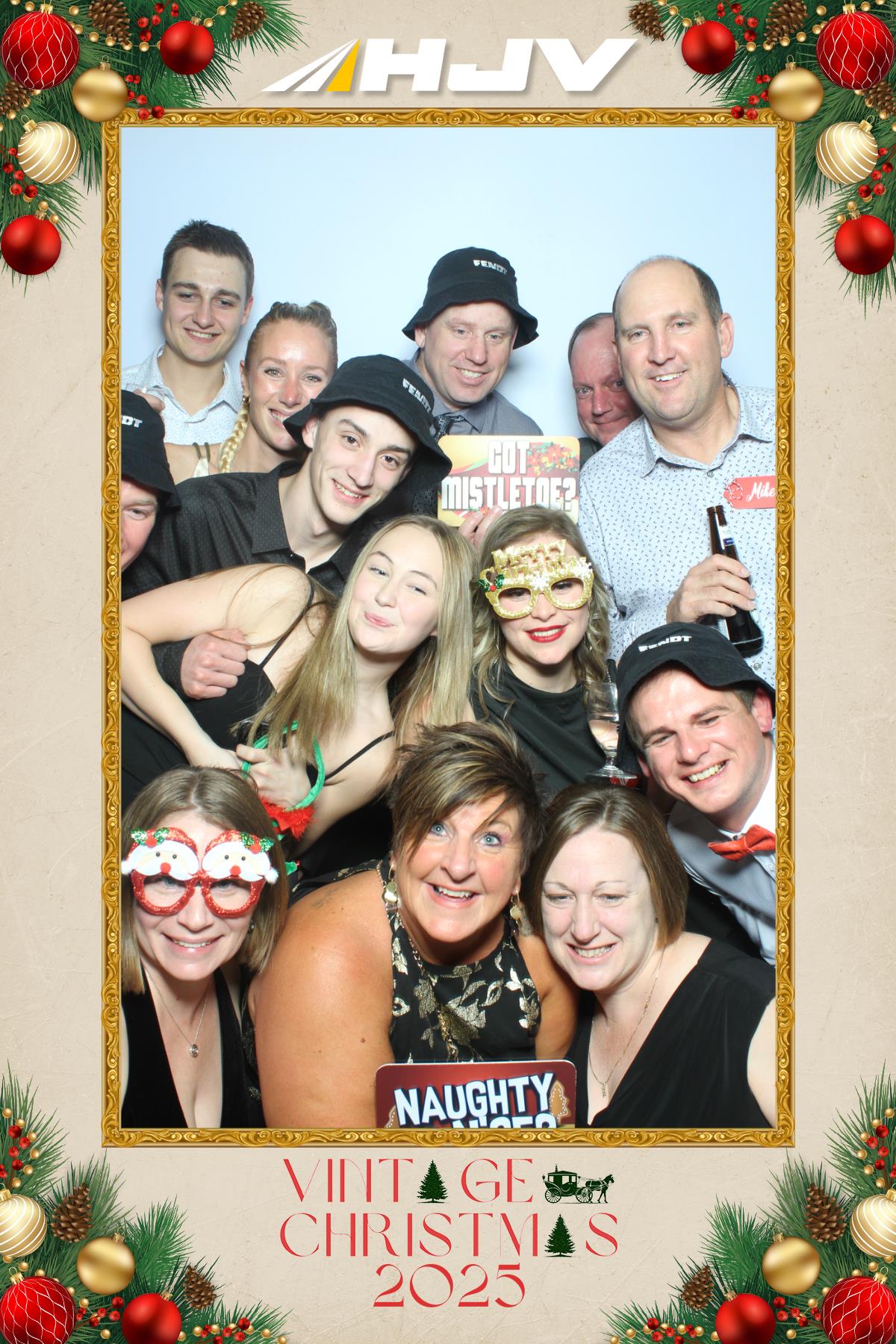 HJV Vintage Christmas 2025 | View more photos from the event at gallery.myselfiemirror.ca/u/romanmyselfiemirrorca/HJV-Vintage-Christmas-2025