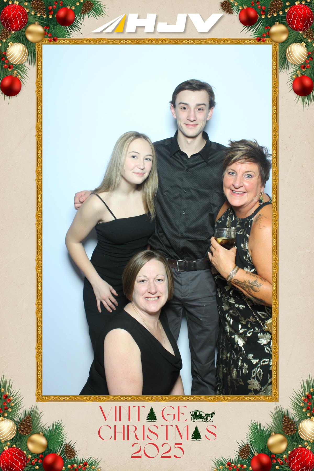 HJV Vintage Christmas 2025 | View more photos from the event at gallery.myselfiemirror.ca/u/romanmyselfiemirrorca/HJV-Vintage-Christmas-2025