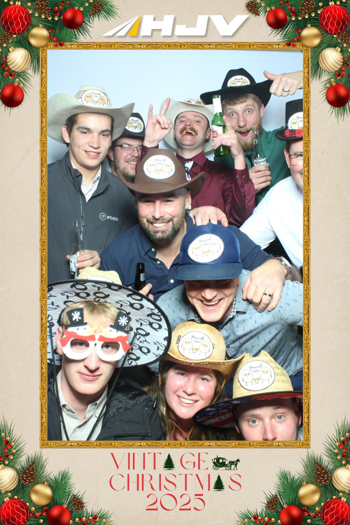 HJV Vintage Christmas 2025 | View more photos from the event at gallery.myselfiemirror.ca/u/romanmyselfiemirrorca/HJV-Vintage-Christmas-2025