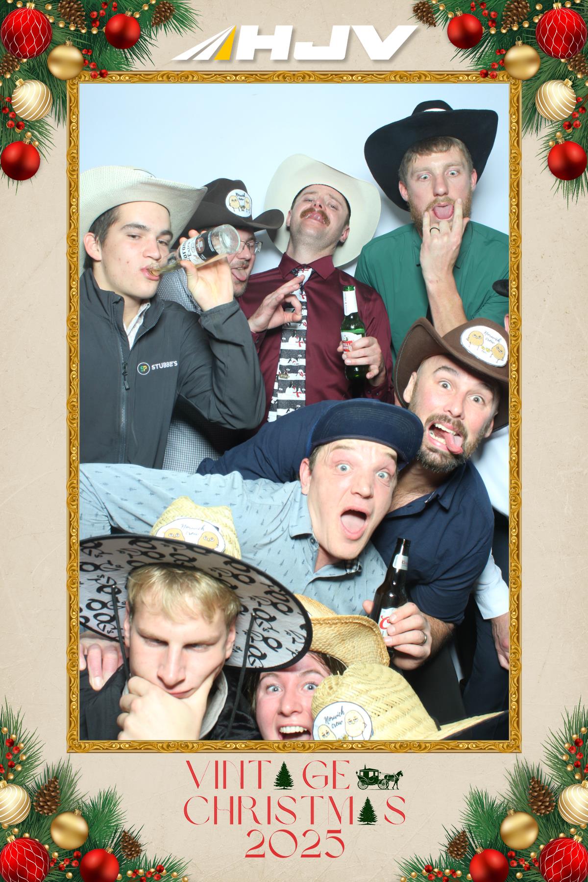 HJV Vintage Christmas 2025 | View more photos from the event at gallery.myselfiemirror.ca/u/romanmyselfiemirrorca/HJV-Vintage-Christmas-2025