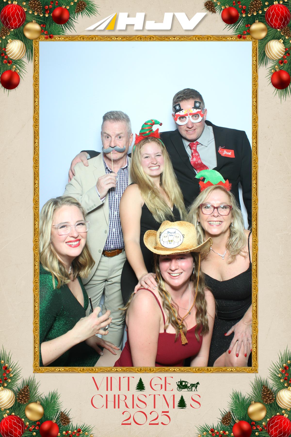 HJV Vintage Christmas 2025 | View more photos from the event at gallery.myselfiemirror.ca/u/romanmyselfiemirrorca/HJV-Vintage-Christmas-2025