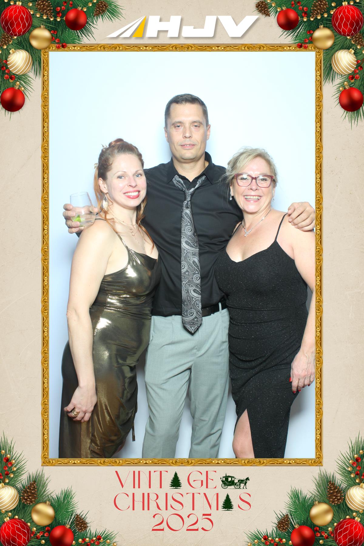 HJV Vintage Christmas 2025 | View more photos from the event at gallery.myselfiemirror.ca/u/romanmyselfiemirrorca/HJV-Vintage-Christmas-2025