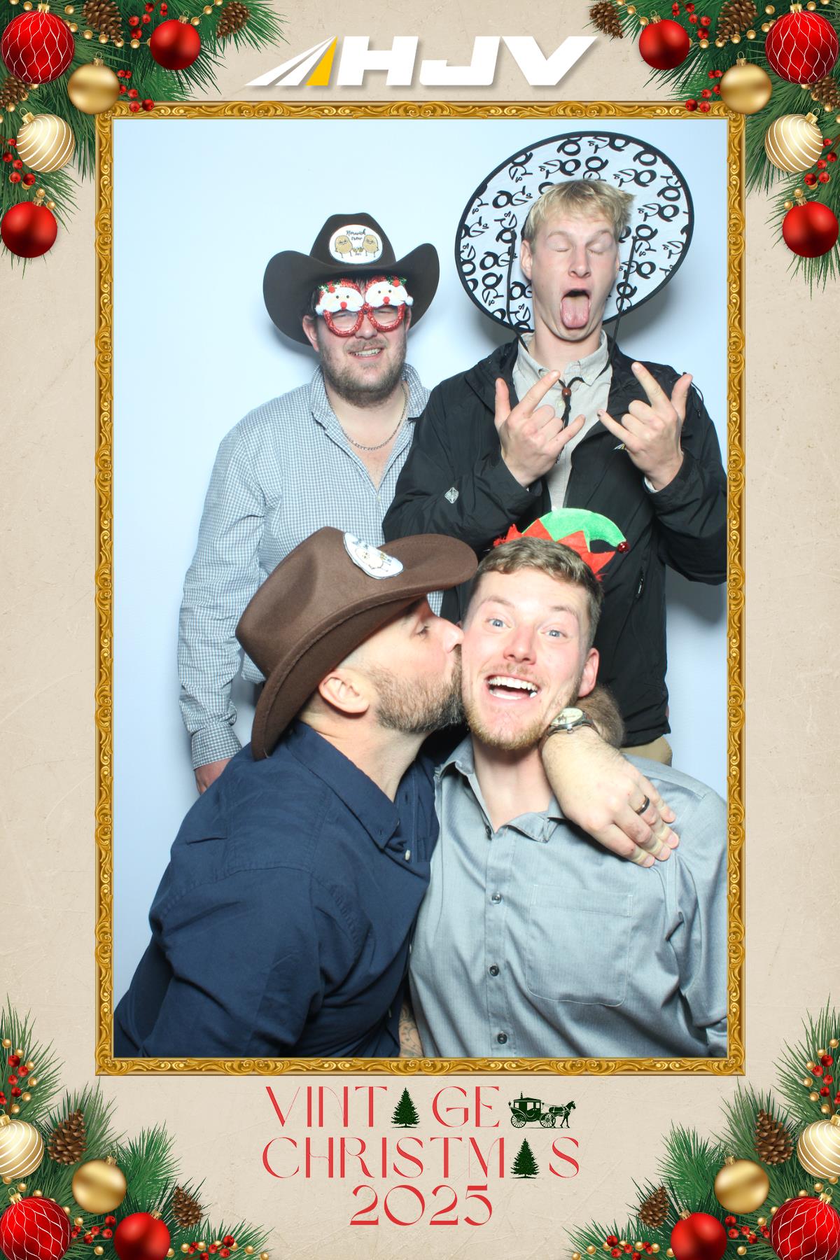 HJV Vintage Christmas 2025 | View more photos from the event at gallery.myselfiemirror.ca/u/romanmyselfiemirrorca/HJV-Vintage-Christmas-2025