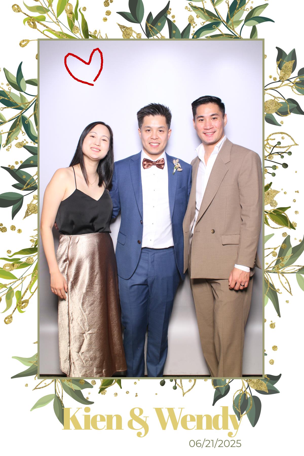 Kien & Wendy  | View more photos from the event at gallery.myselfiemirror.ca/u/romanmyselfiemirrorca/Kien-Wendy
