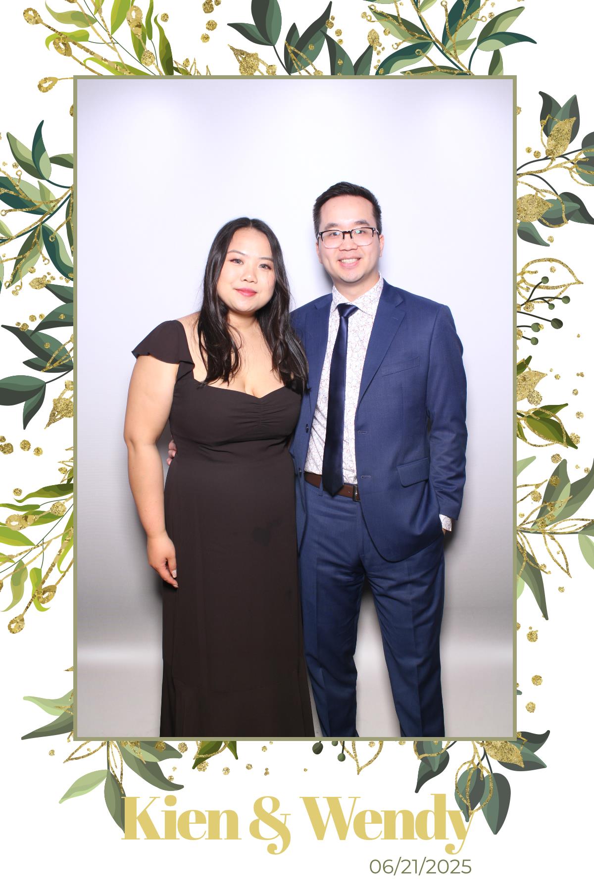 Kien & Wendy  | View more photos from the event at gallery.myselfiemirror.ca/u/romanmyselfiemirrorca/Kien-Wendy