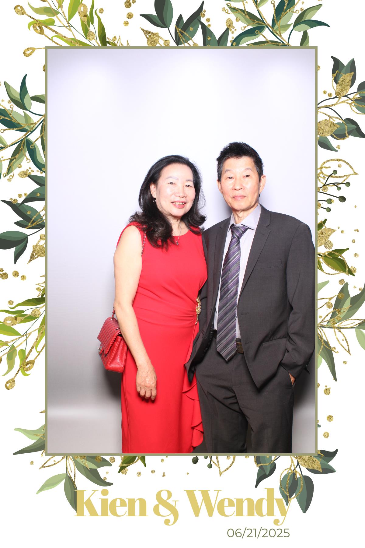 Kien & Wendy  | View more photos from the event at gallery.myselfiemirror.ca/u/romanmyselfiemirrorca/Kien-Wendy