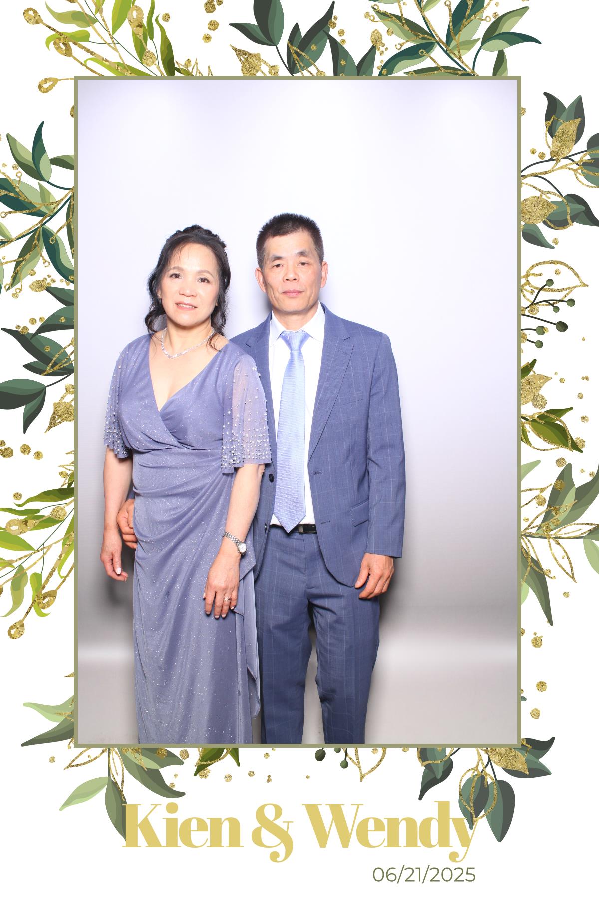 Kien & Wendy  | View more photos from the event at gallery.myselfiemirror.ca/u/romanmyselfiemirrorca/Kien-Wendy