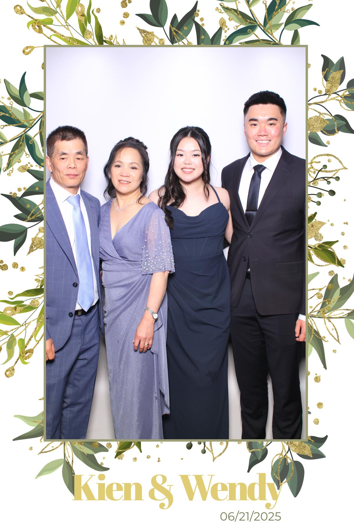 Kien & Wendy  | View more photos from the event at gallery.myselfiemirror.ca/u/romanmyselfiemirrorca/Kien-Wendy