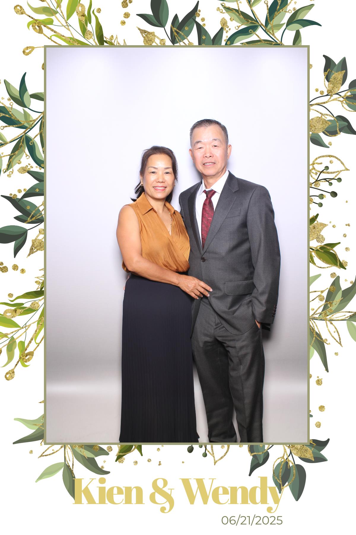 Kien & Wendy  | View more photos from the event at gallery.myselfiemirror.ca/u/romanmyselfiemirrorca/Kien-Wendy