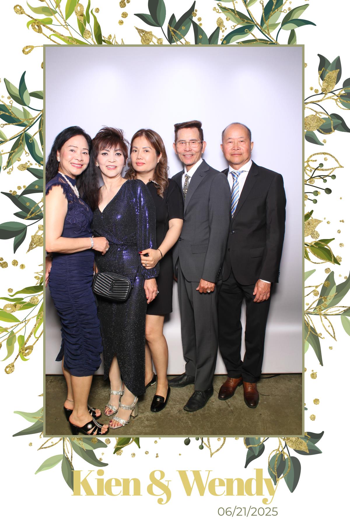 Kien & Wendy  | View more photos from the event at gallery.myselfiemirror.ca/u/romanmyselfiemirrorca/Kien-Wendy