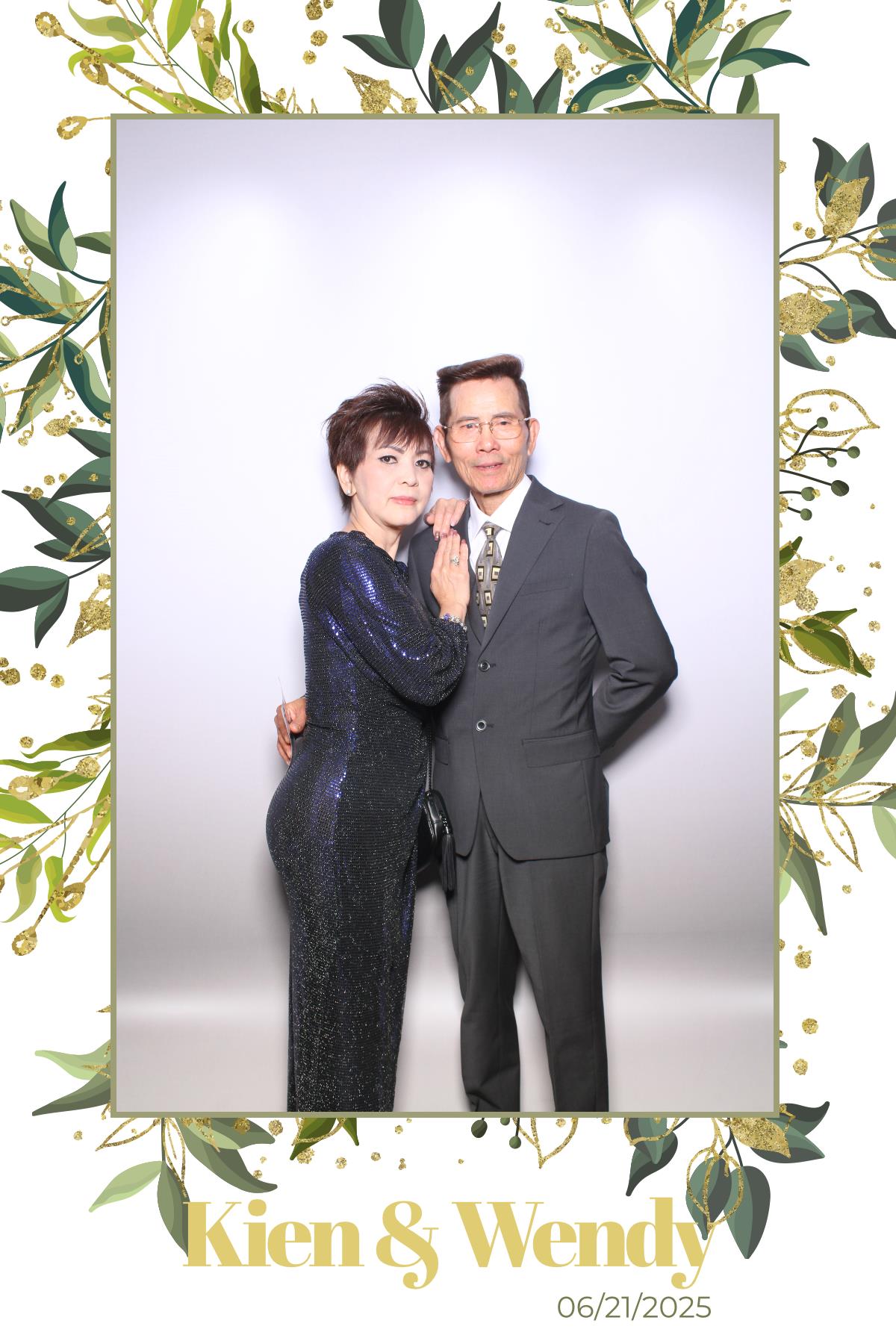 Kien & Wendy  | View more photos from the event at gallery.myselfiemirror.ca/u/romanmyselfiemirrorca/Kien-Wendy