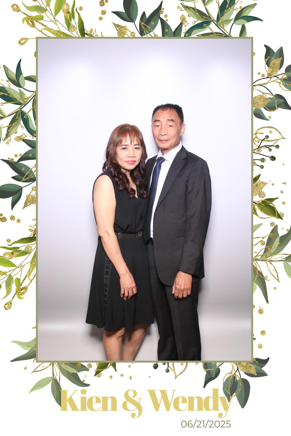 Kien & Wendy  | View more photos from the event at gallery.myselfiemirror.ca/u/romanmyselfiemirrorca/Kien-Wendy