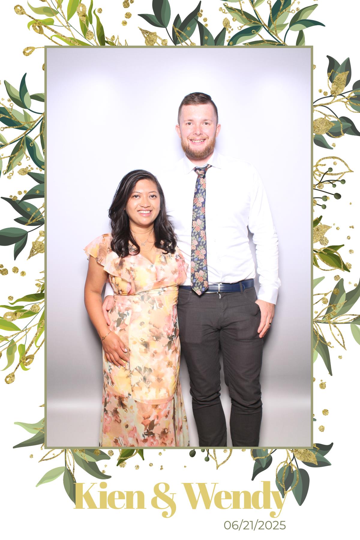 Kien & Wendy  | View more photos from the event at gallery.myselfiemirror.ca/u/romanmyselfiemirrorca/Kien-Wendy
