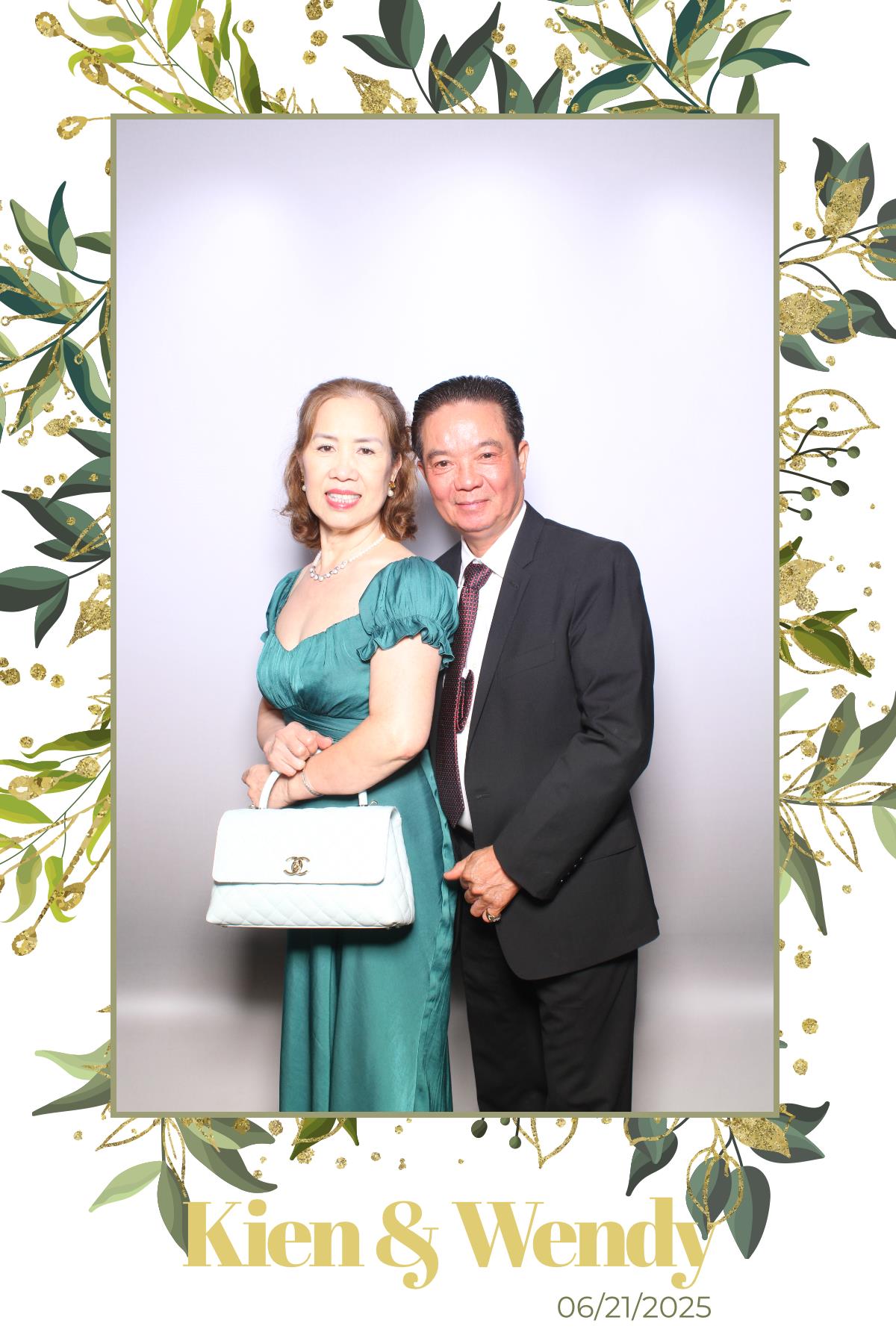 Kien & Wendy  | View more photos from the event at gallery.myselfiemirror.ca/u/romanmyselfiemirrorca/Kien-Wendy