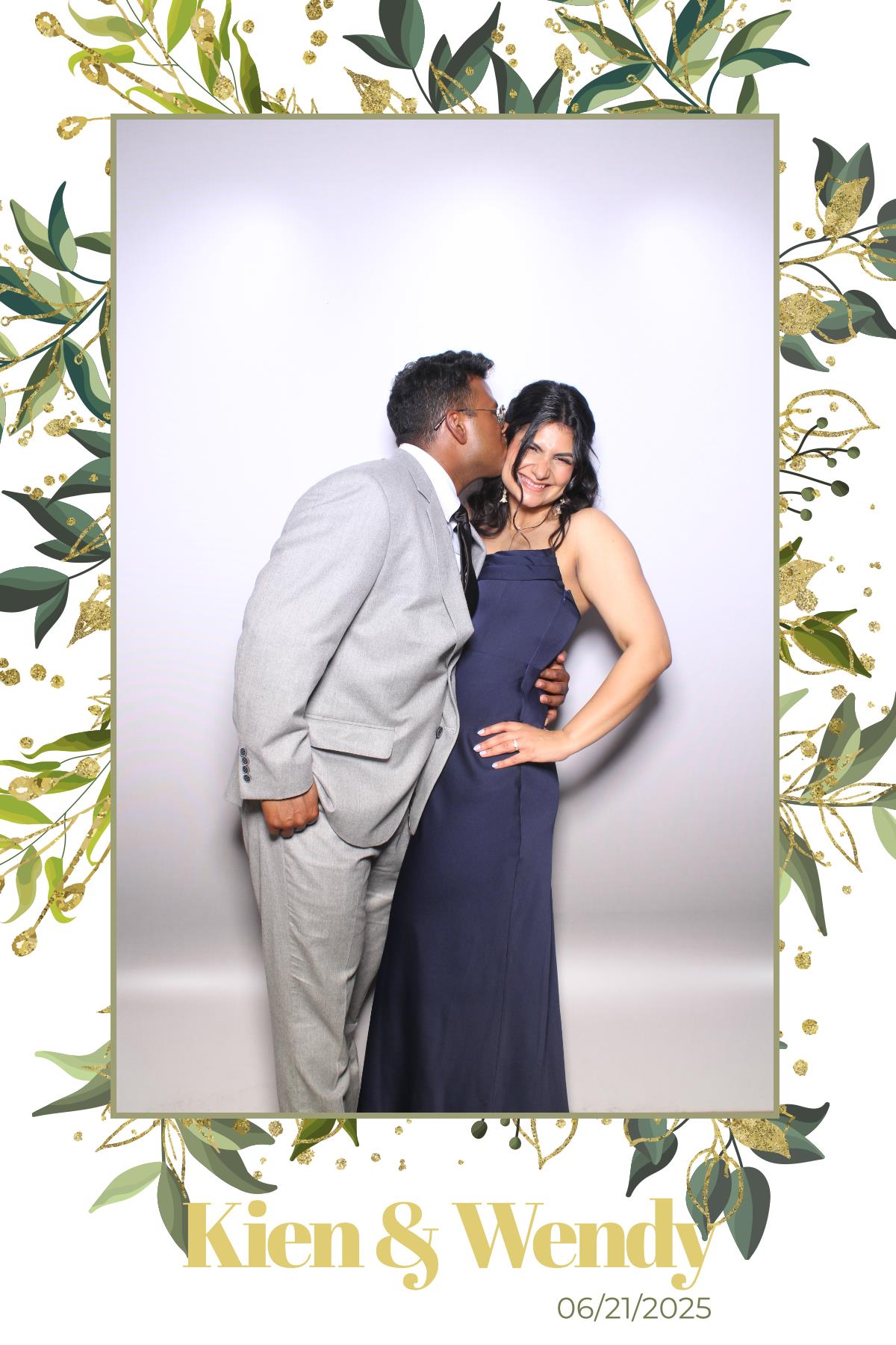 Kien & Wendy  | View more photos from the event at gallery.myselfiemirror.ca/u/romanmyselfiemirrorca/Kien-Wendy