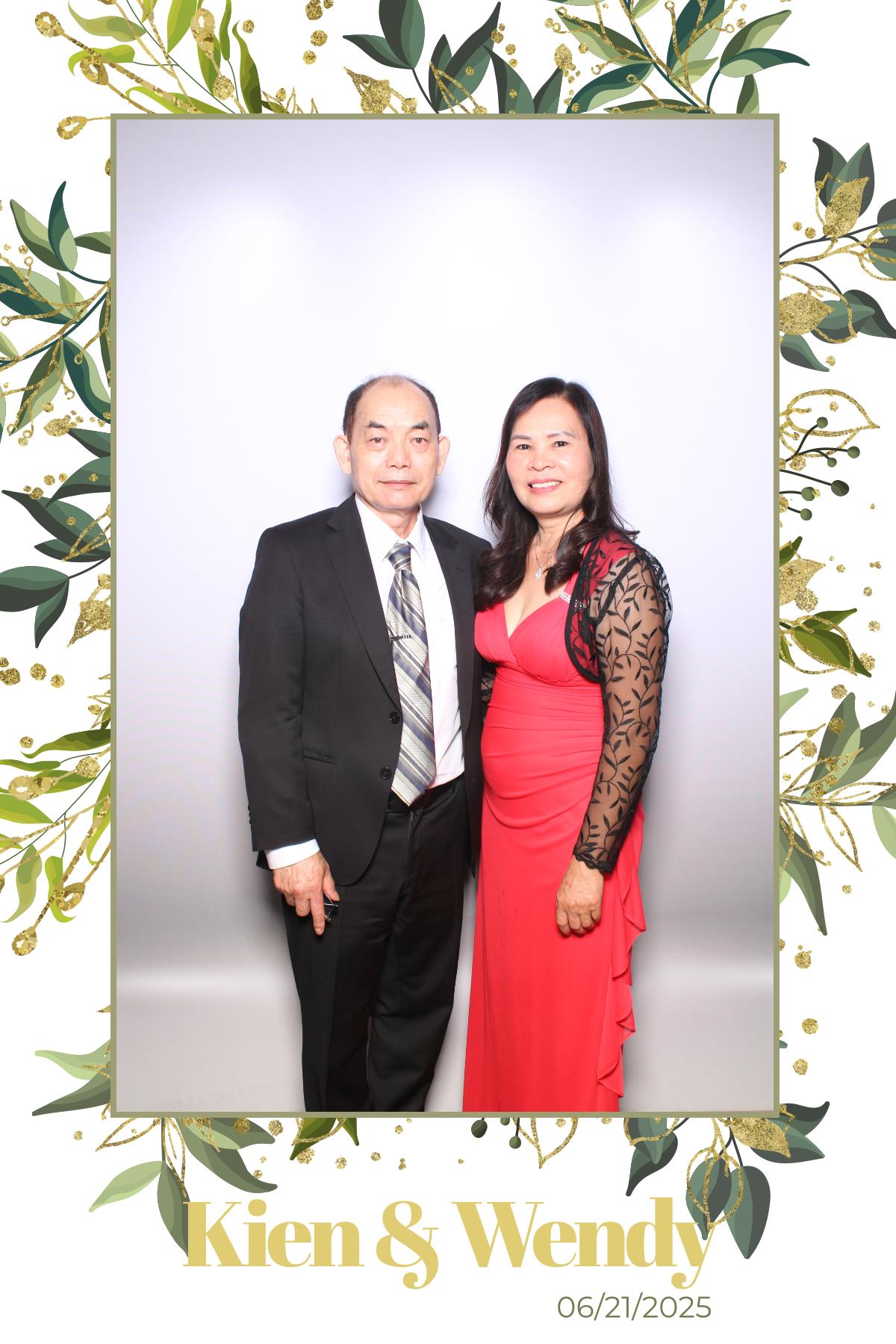 Kien & Wendy  | View more photos from the event at gallery.myselfiemirror.ca/u/romanmyselfiemirrorca/Kien-Wendy