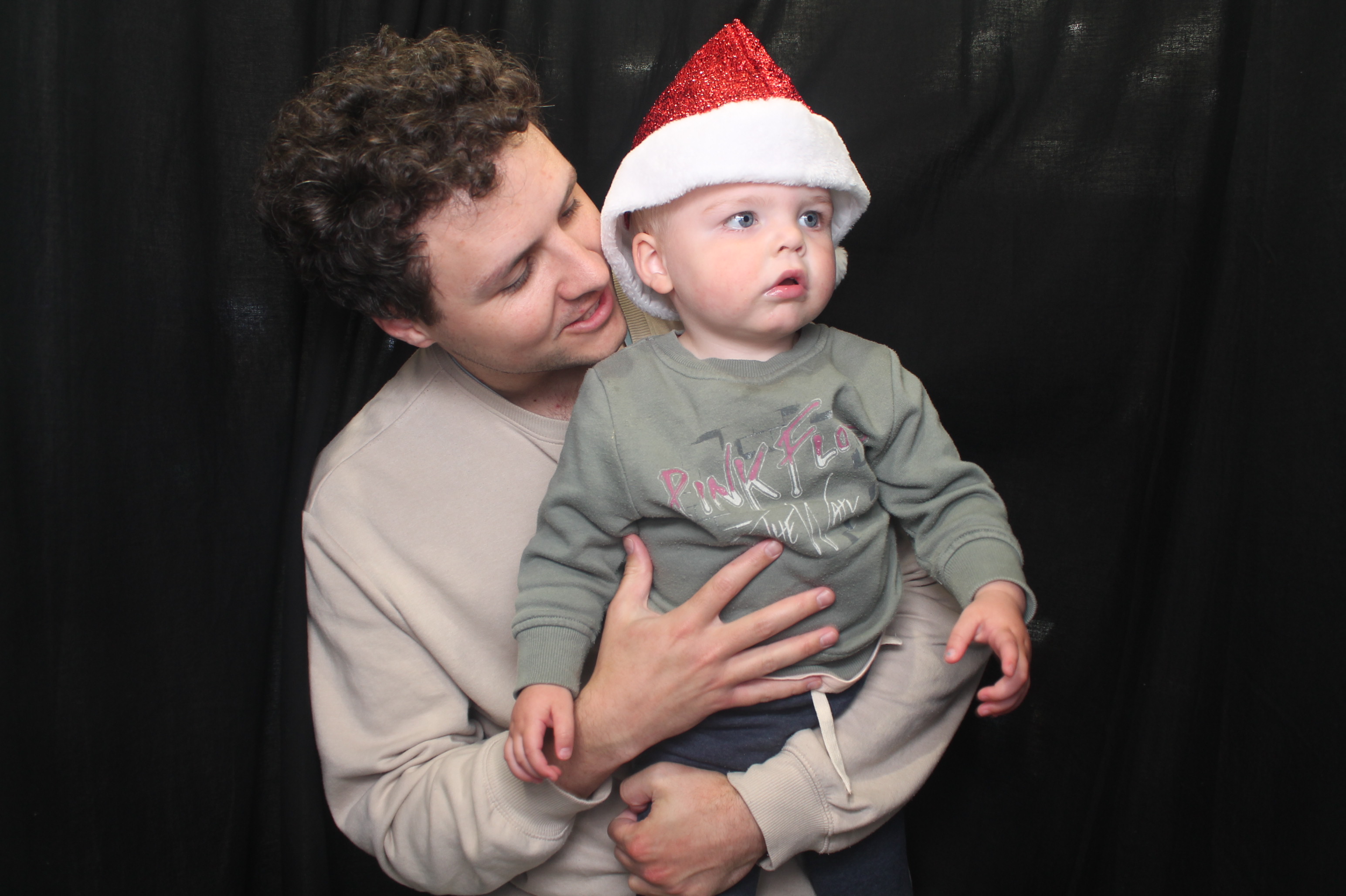 Bunnings - Porirua: 18 Dec 2022 | View more photos from the event at wgtngallery.classicphotobooths.co.nz/u/wgtncpbgallery/Bunnings-Porirua-18-Dec-2022