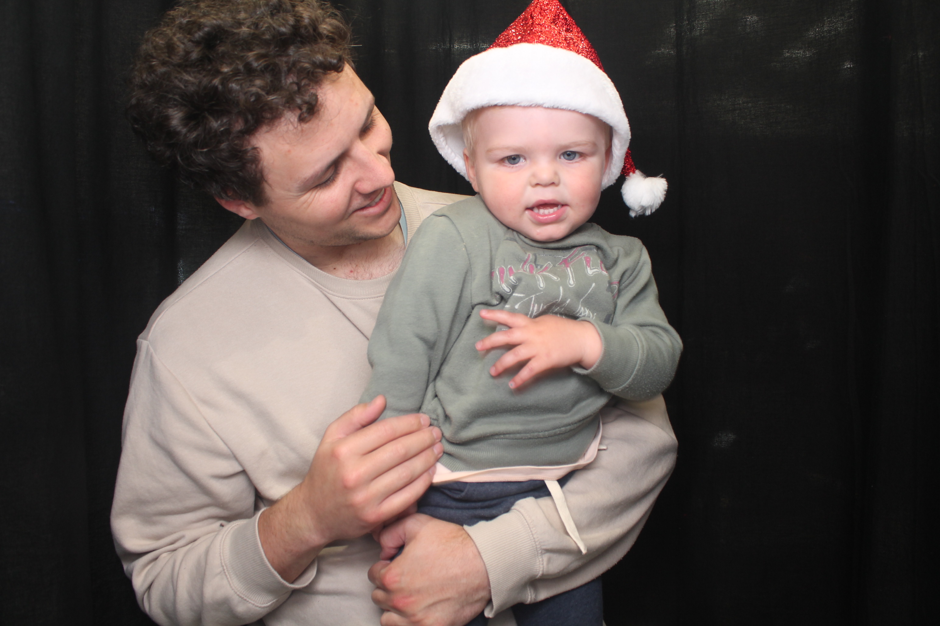 Bunnings - Porirua: 18 Dec 2022 | View more photos from the event at wgtngallery.classicphotobooths.co.nz/u/wgtncpbgallery/Bunnings-Porirua-18-Dec-2022