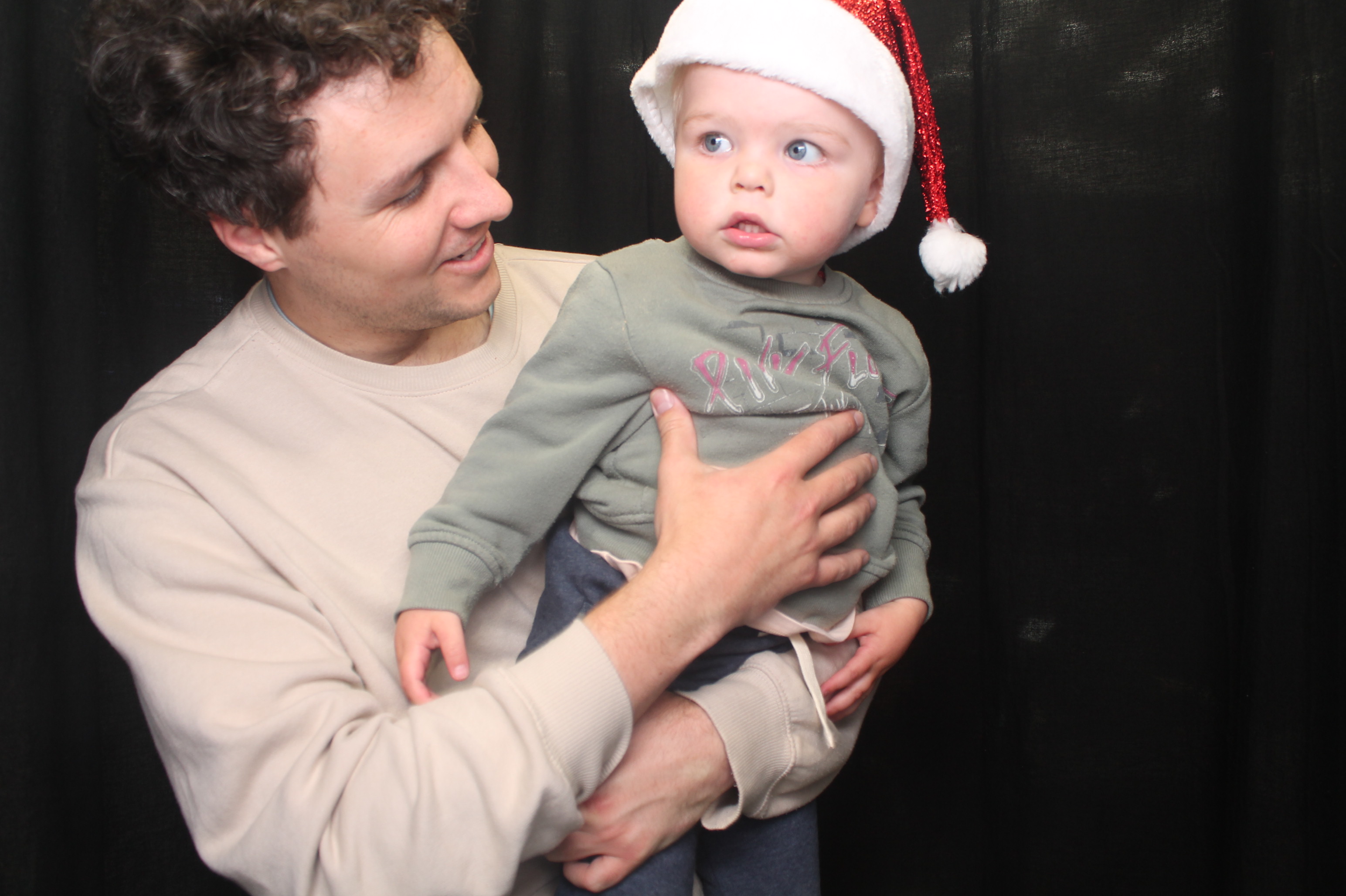 Bunnings - Porirua: 18 Dec 2022 | View more photos from the event at wgtngallery.classicphotobooths.co.nz/u/wgtncpbgallery/Bunnings-Porirua-18-Dec-2022