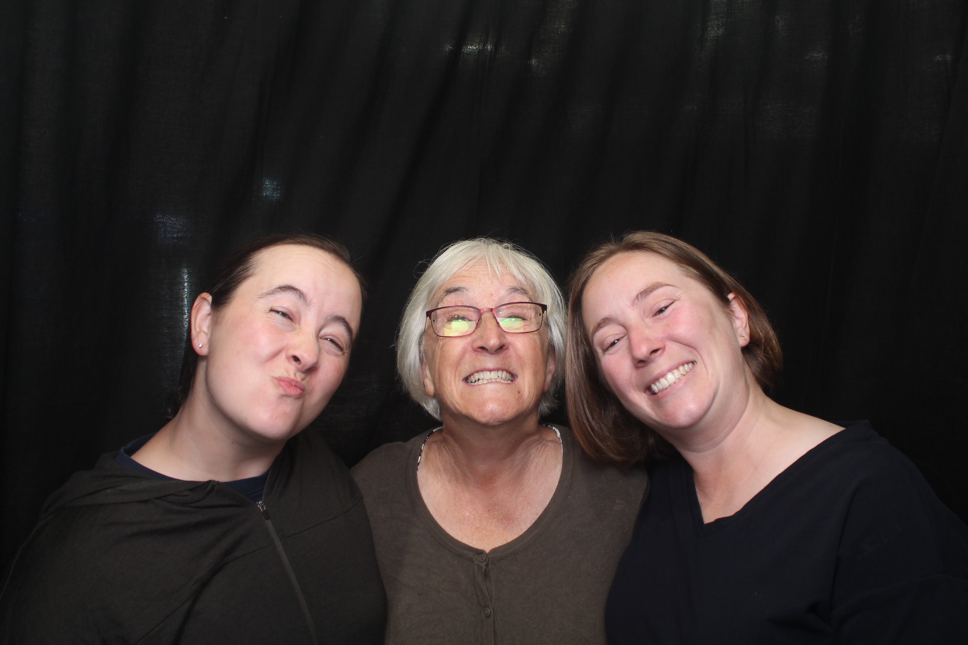 Bunnings - Porirua: 18 Dec 2022 | View more photos from the event at wgtngallery.classicphotobooths.co.nz/u/wgtncpbgallery/Bunnings-Porirua-18-Dec-2022