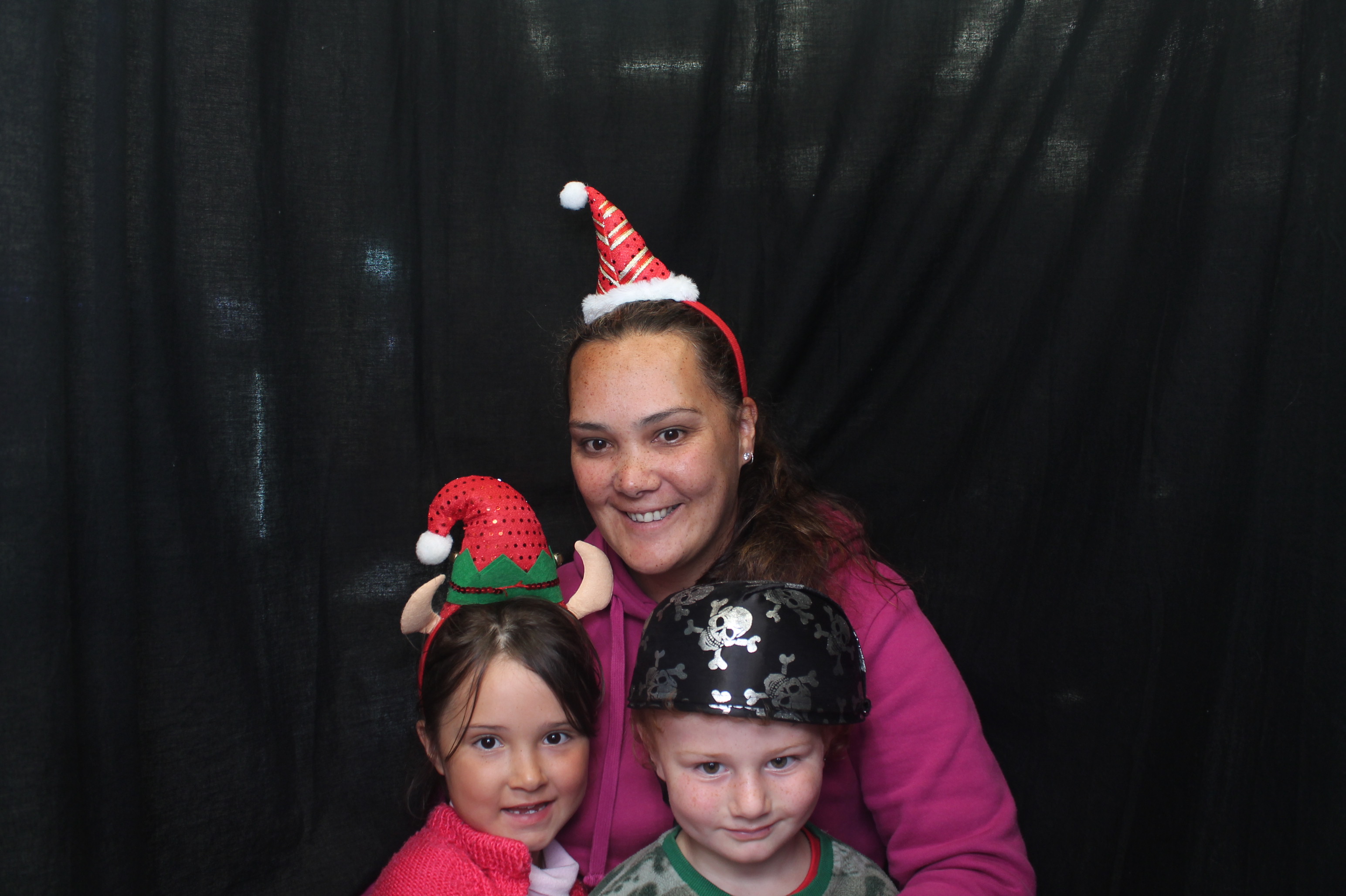 Bunnings - Porirua: 18 Dec 2022 | View more photos from the event at wgtngallery.classicphotobooths.co.nz/u/wgtncpbgallery/Bunnings-Porirua-18-Dec-2022