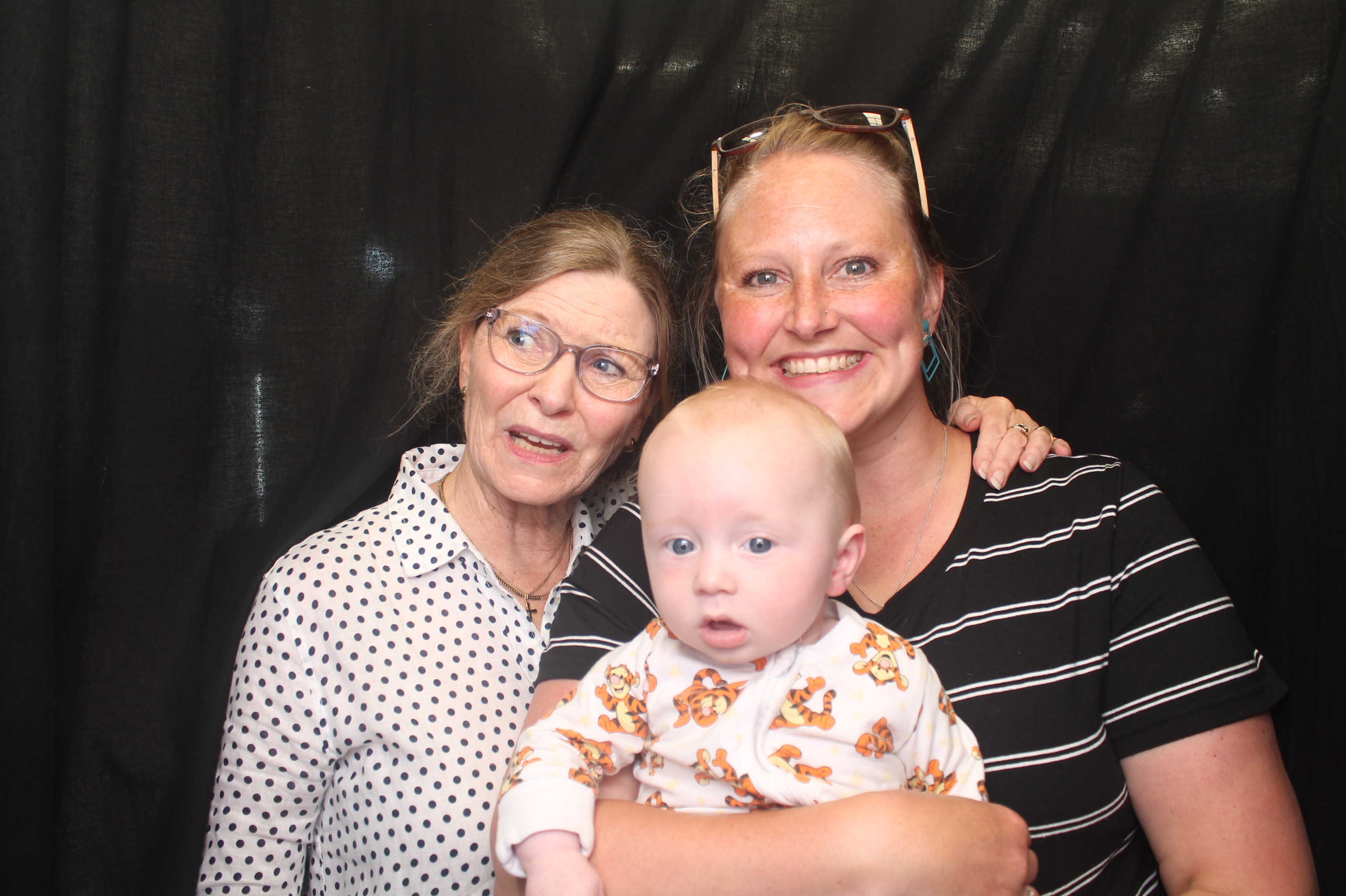 Bunnings - Porirua: 18 Dec 2022 | View more photos from the event at wgtngallery.classicphotobooths.co.nz/u/wgtncpbgallery/Bunnings-Porirua-18-Dec-2022