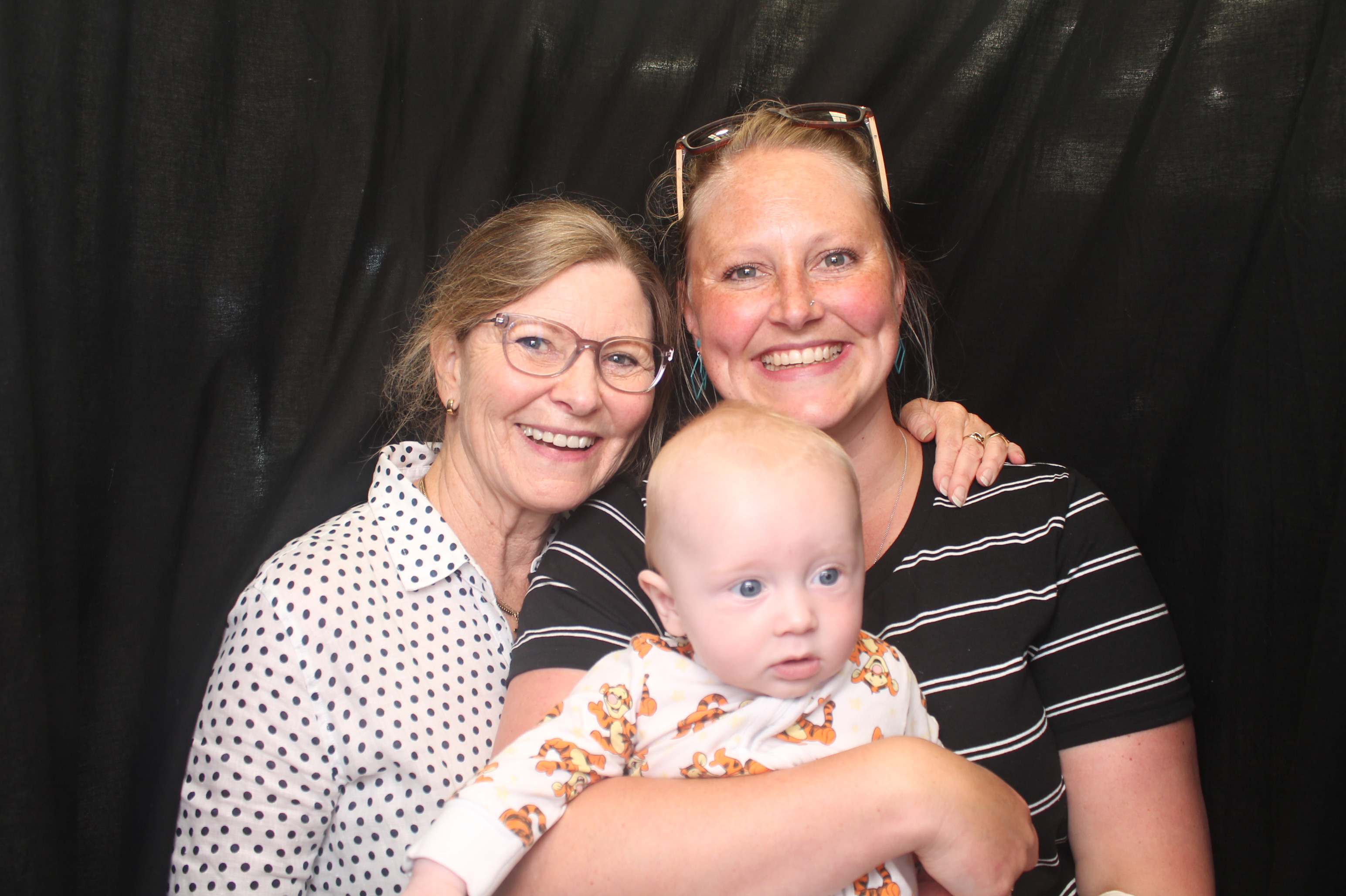 Bunnings - Porirua: 18 Dec 2022 | View more photos from the event at wgtngallery.classicphotobooths.co.nz/u/wgtncpbgallery/Bunnings-Porirua-18-Dec-2022