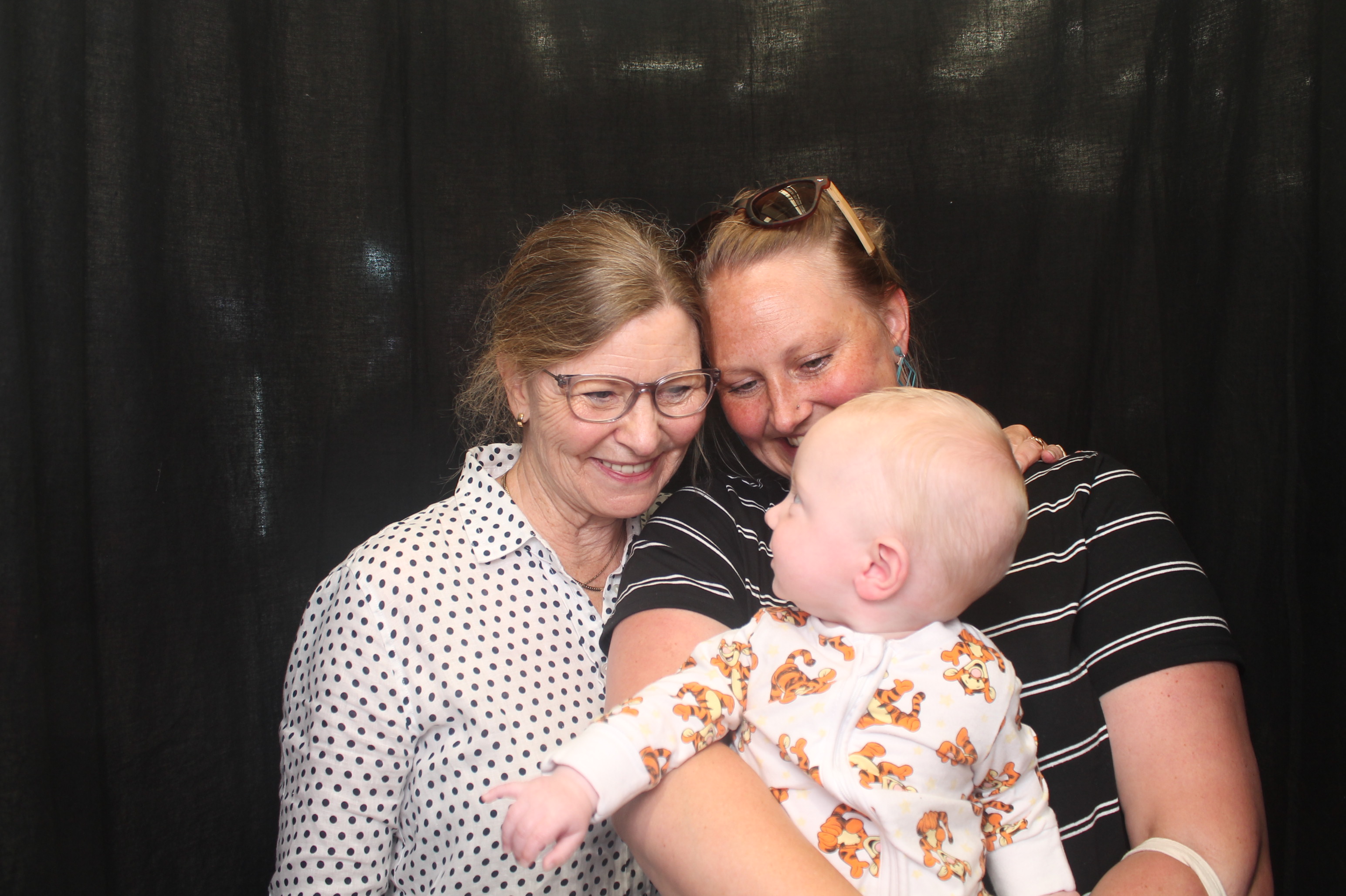 Bunnings - Porirua: 18 Dec 2022 | View more photos from the event at wgtngallery.classicphotobooths.co.nz/u/wgtncpbgallery/Bunnings-Porirua-18-Dec-2022