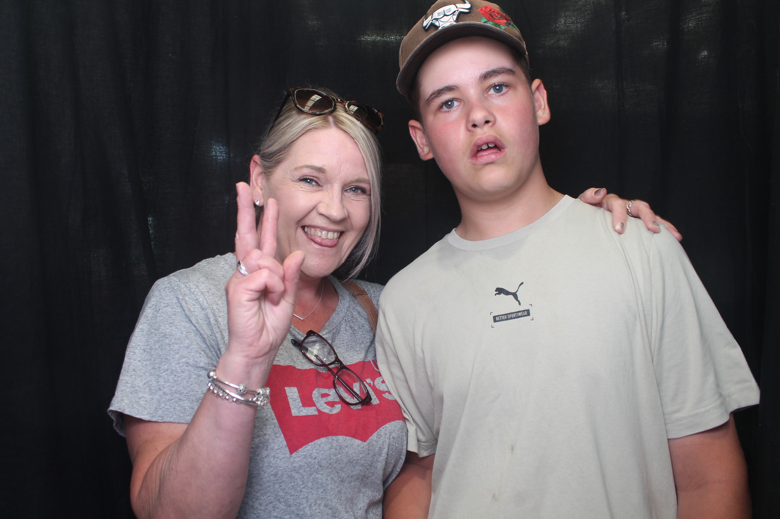 Bunnings - Porirua: 18 Dec 2022 | View more photos from the event at wgtngallery.classicphotobooths.co.nz/u/wgtncpbgallery/Bunnings-Porirua-18-Dec-2022