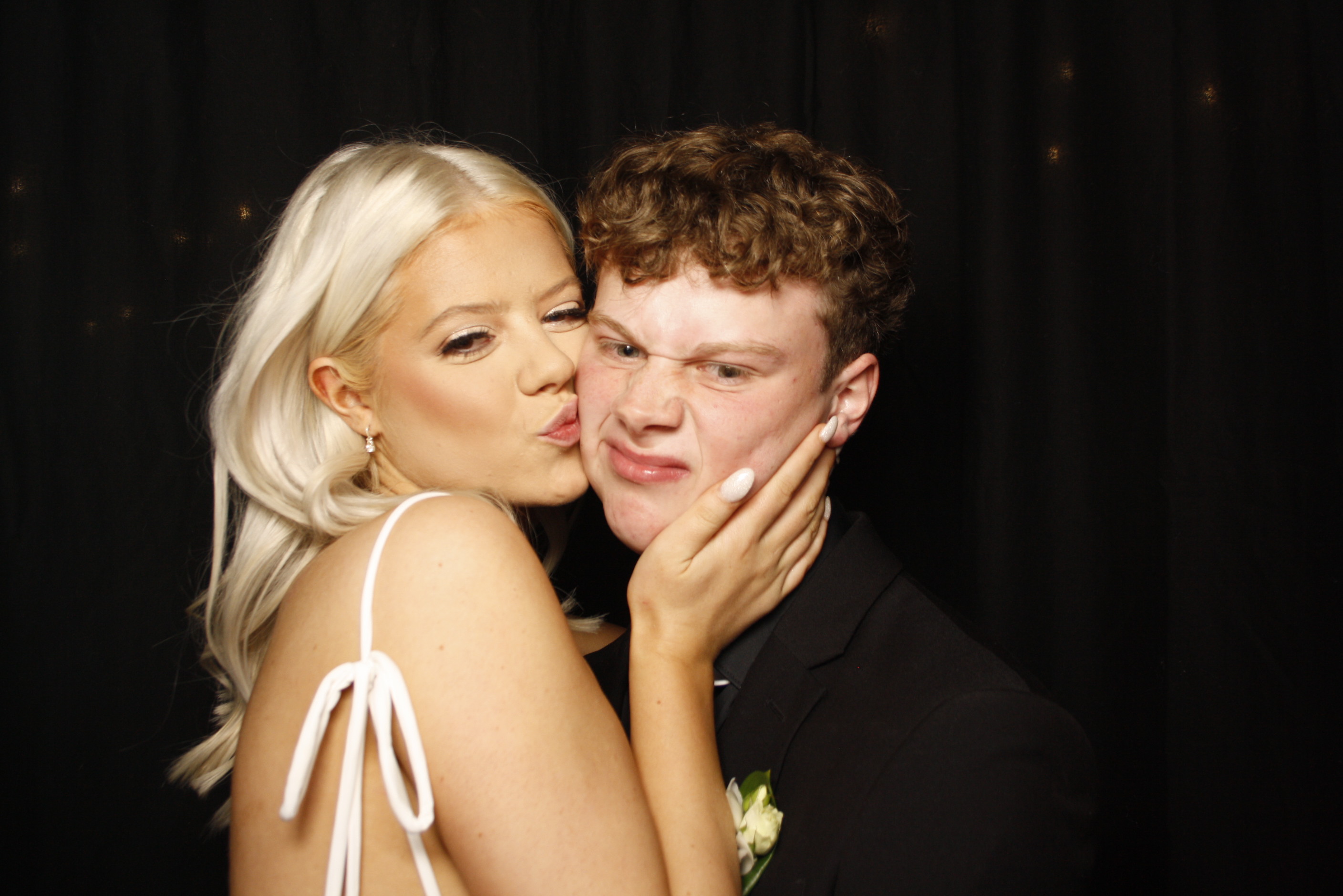 Kuranui College Ball | View more photos from the event at wgtngallery.classicphotobooths.co.nz/u/wgtncpbgallery/Kuranui-College-Ball