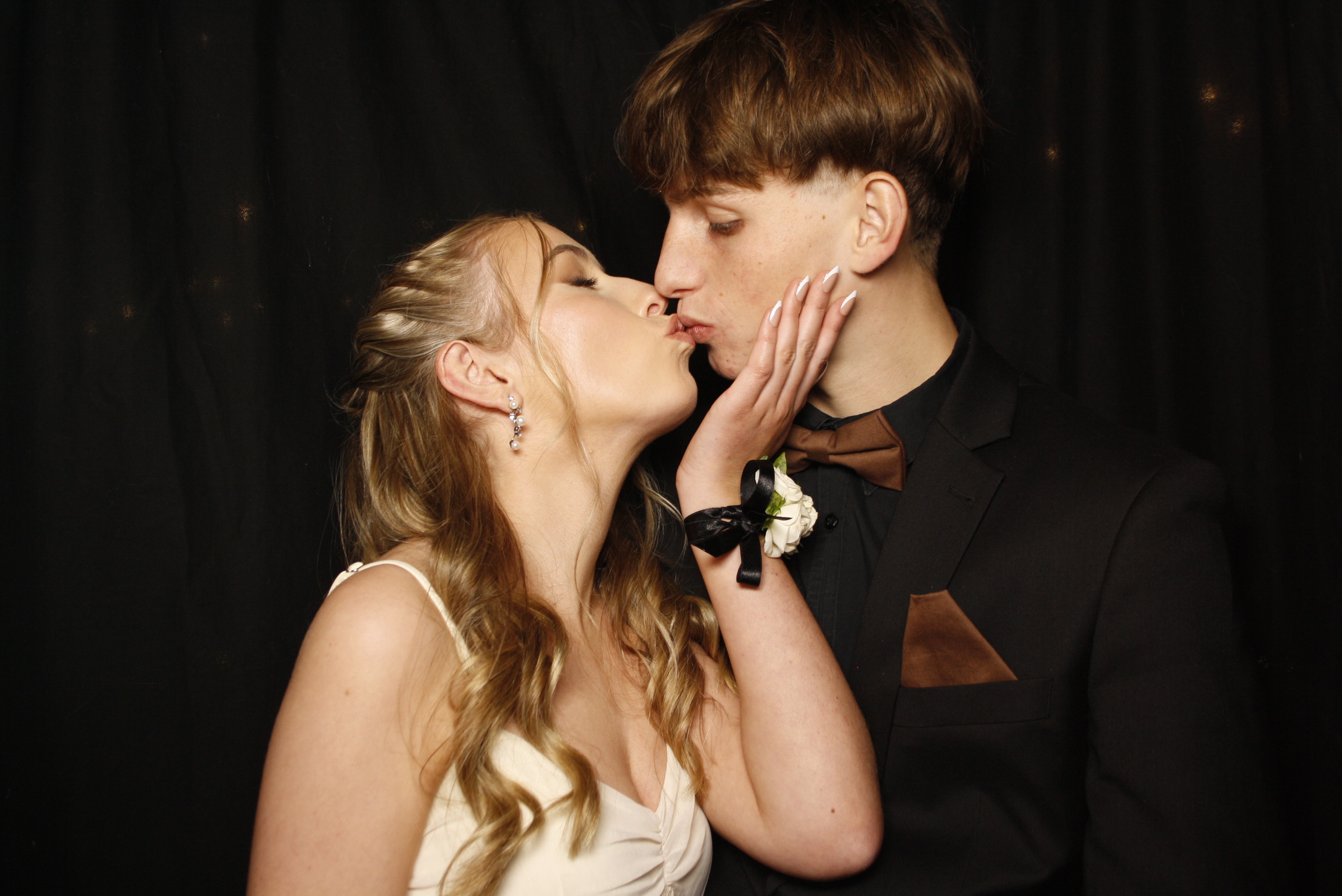 Kuranui College Ball | View more photos from the event at wgtngallery.classicphotobooths.co.nz/u/wgtncpbgallery/Kuranui-College-Ball