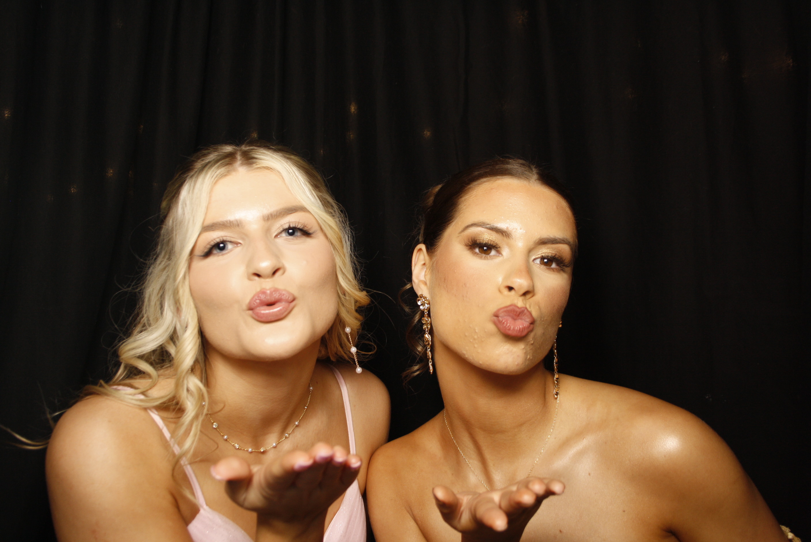 Kuranui College Ball | View more photos from the event at wgtngallery.classicphotobooths.co.nz/u/wgtncpbgallery/Kuranui-College-Ball