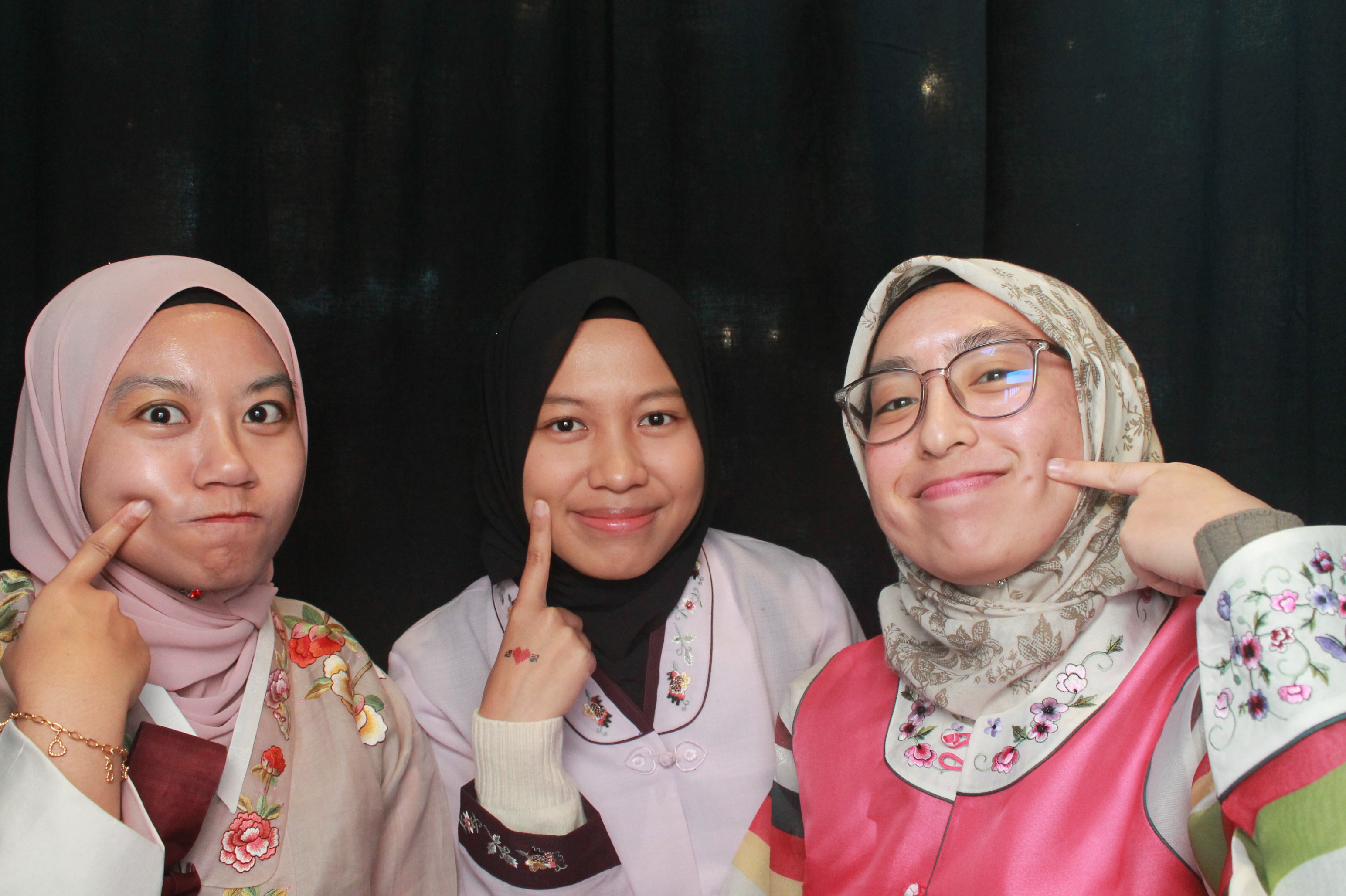 K-Culture Festival 2025 - Booth 2 | View more photos from the event at wgtngallery.classicphotobooths.co.nz/u/wgtncpbgallery/K-Culture-Festival-2025-Booth-2